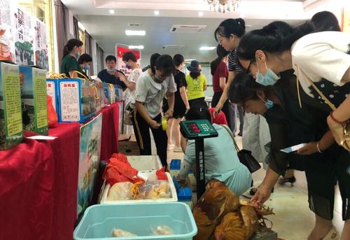 圖為扶貧農(nóng)產(chǎn)品銷售現(xiàn)場.郭琰攝